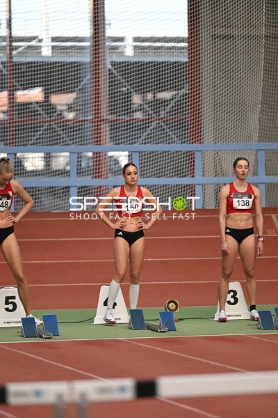 Athletinnen am Startblock in Erfurt