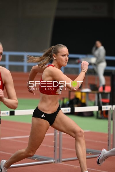 Athletin beim Hürdenlauf in Erfurt