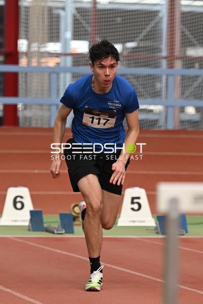 Athlet mit Startnummer 117 sprintet