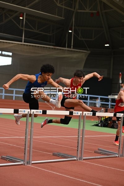 Athleten überspringen Hürde in Erfurt