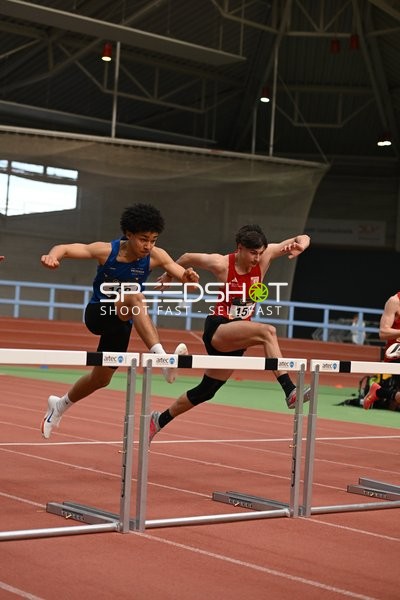 Athleten beim Hürdenlauf in Erfurt