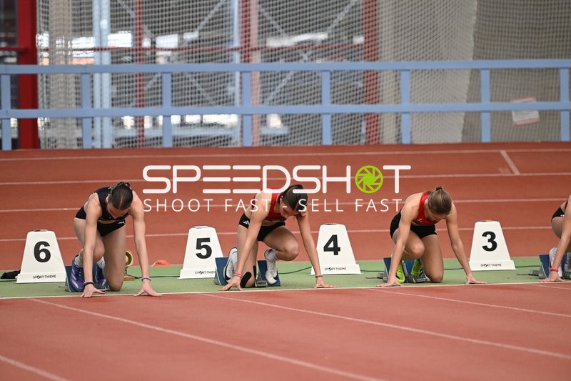 Athletinnen in Startposition beim Sprint