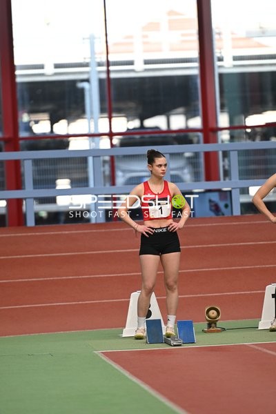 Athletin mit Startnummer 1 im Startblock