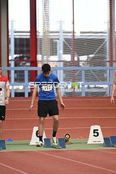 Athlet mit Startnummer 117 im Startblock