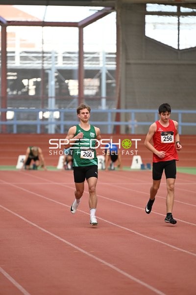 Läufer mit Startnummern 260 und 256 in Aktion