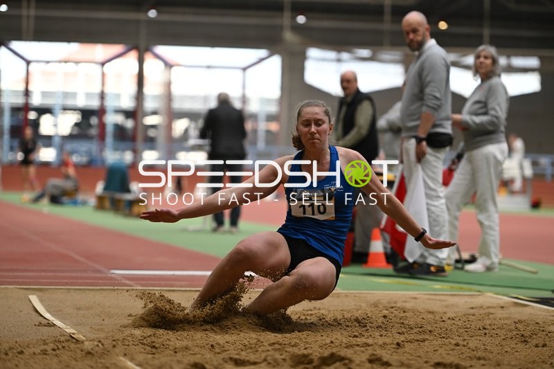 Weitsprung-Landung mit Startnummer 110