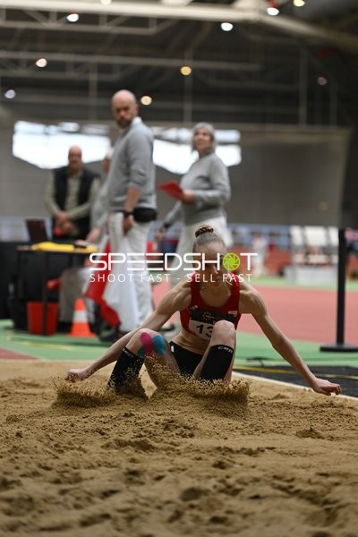 Athletin beim Weitsprung in Erfurt