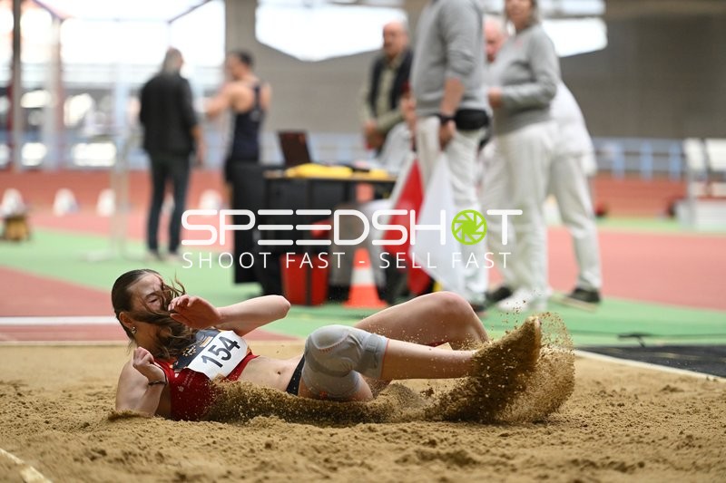 Athletin mit Startnummer 154 im Weitsprung