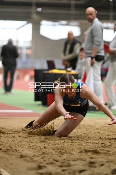 Athletin bei Weitsprung-Landung