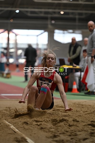 Athletin beim Weitsprung in Erfurt