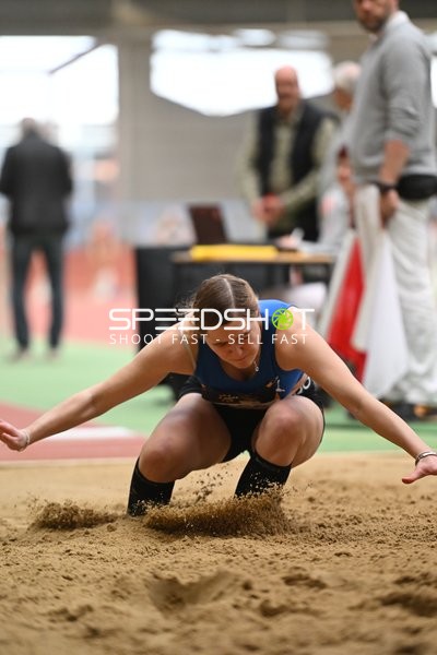 Athletin beim Weitsprung in Erfurt