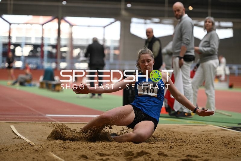 Athletin mit Startnummer 110 beim Weitsprung