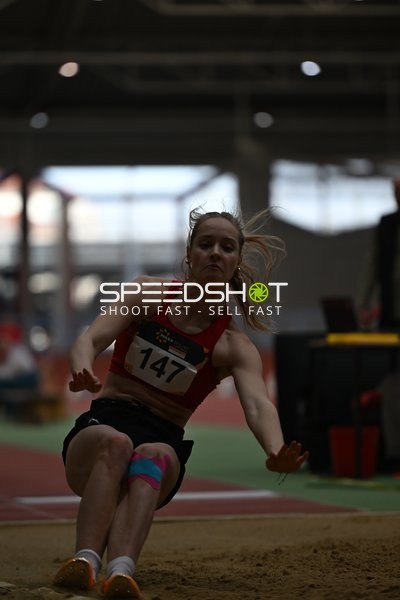 Athletin beim Weitsprung in Erfurt