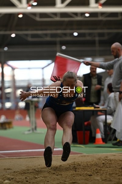 Athletin beim Weitsprung in Erfurt