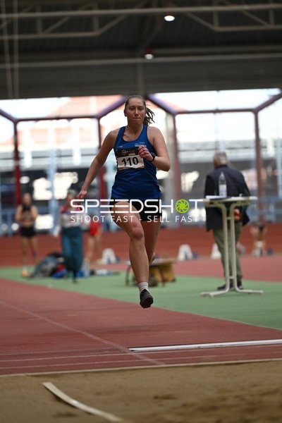 Athletin mit Startnummer 110 beim Weitsprung