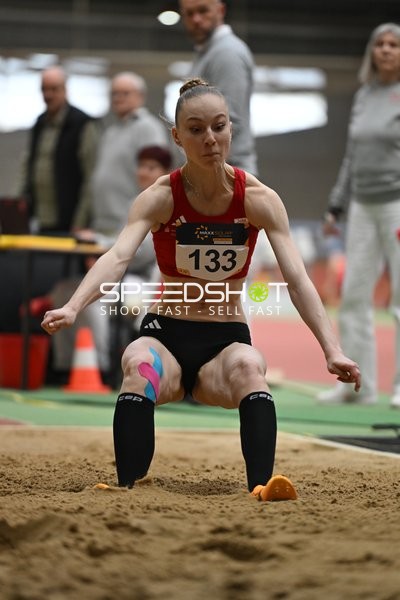 Athletin beim Weitsprung in Erfurt