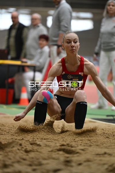 Athletin mit Startnummer 133 beim Weitsprung