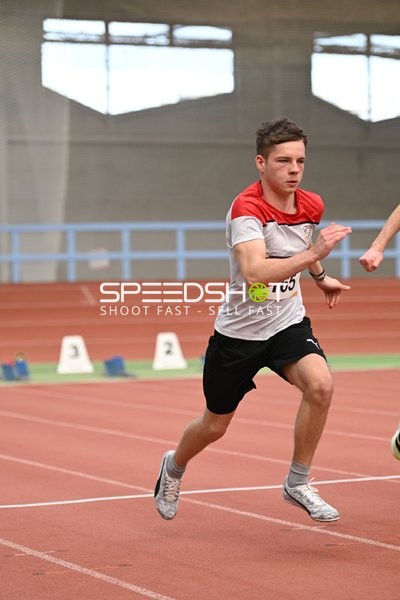 Athlet mit Startnummer 105 sprintet