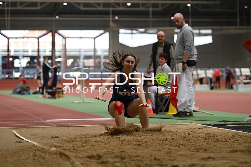 Athletin mit Startnummer 111 beim Weitsprung