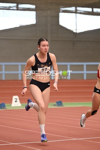 Athletin mit Startnummer 87 in Aktion