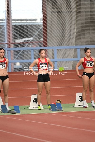 Athletinnen mit Startnummern 140, 257 und 157 am Start