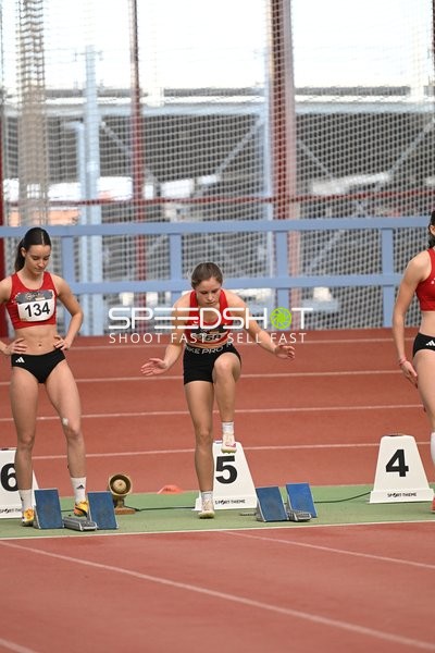 Athletinnen am Startblock in Erfurt