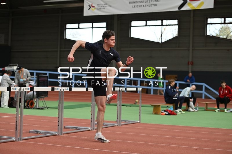 Athlet beim Hürdenlauf in Erfurt