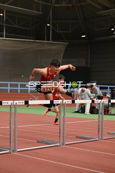 Athlet beim Hürdenlauf in Erfurt