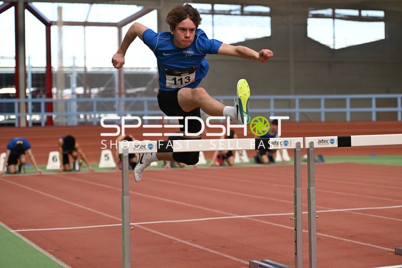 Athlet beim Hürdenlauf in Erfurt