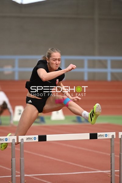 Athletin beim Hochsprung in Erfurt