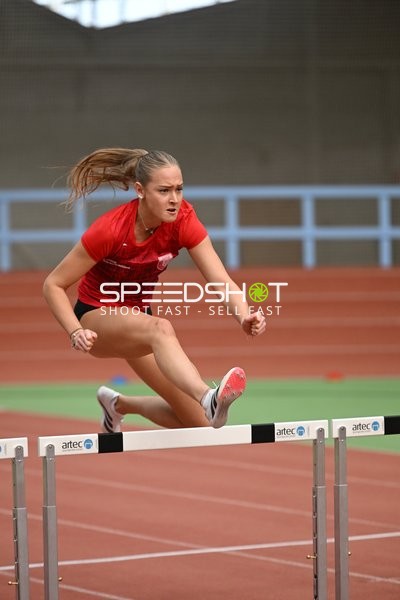 Athletin beim Hochsprung in Erfurt