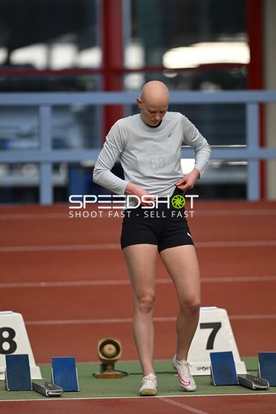 Athletin mit Startnummer 68 vor dem Start