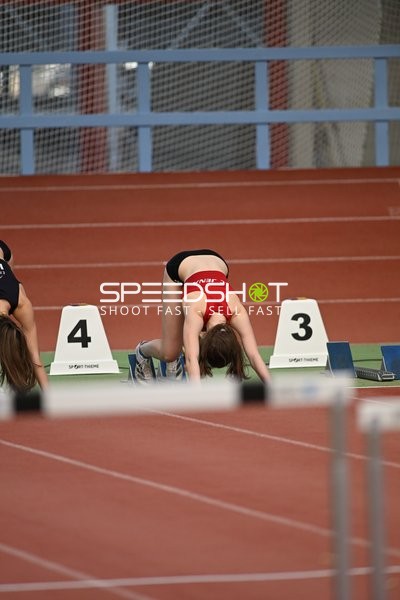 Athletin in Startposition auf Bahn 3