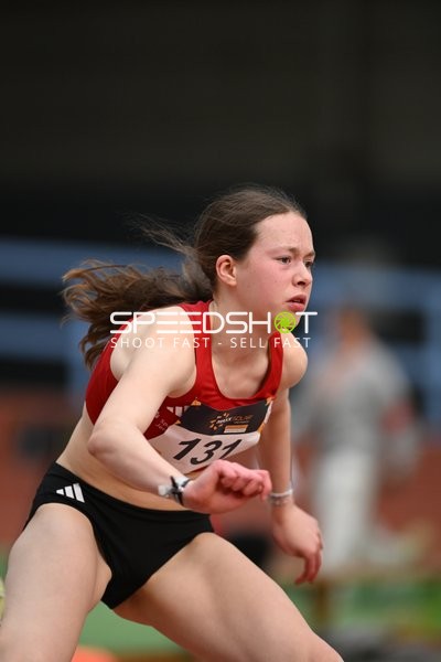 Athletin mit Startnummer 137 in Aktion