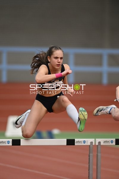 Athletin mit Startnummer 81 in Aktion