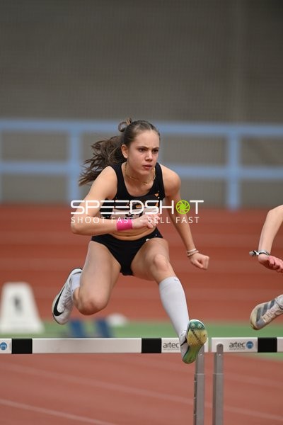 Athletin beim Hürdenlauf in Erfurt