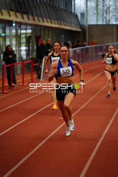 Athletin mit Startnummer 525 in Aktion