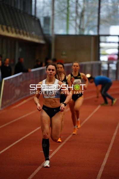 Athletin mit Startnummer 690 in Aktion