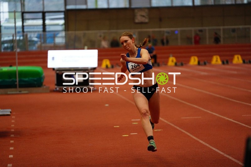 Athletin mit Startnummer 264 sprintet