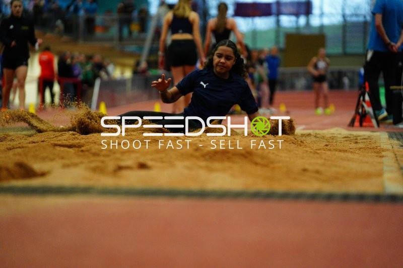 Athletin beim Weitsprung in Aktion