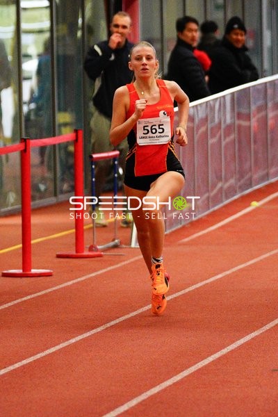 Athletin mit Startnummer 565 in Aktion