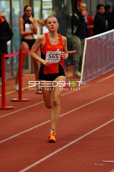 Athletin mit Startnummer 565 in Aktion