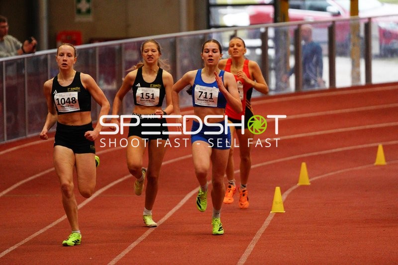 Vier Läuferinnen im Hallenlauf