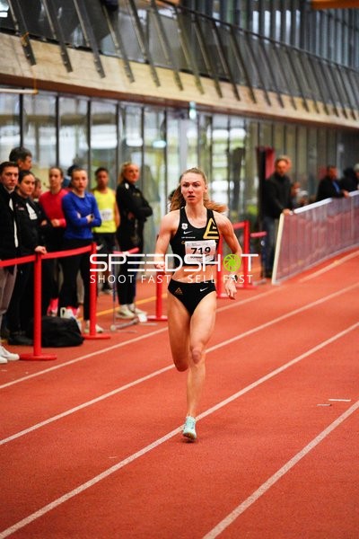 Athletin mit Startnummer 719 in Aktion