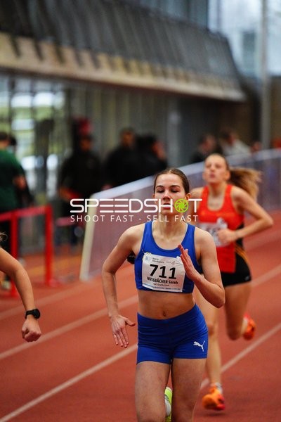 Athletin mit Startnummer 711 in Aktion