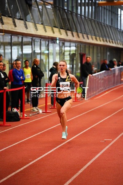 Athletin läuft konzentriert