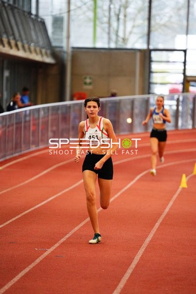 Athletin mit Startnummer 451 in Aktion