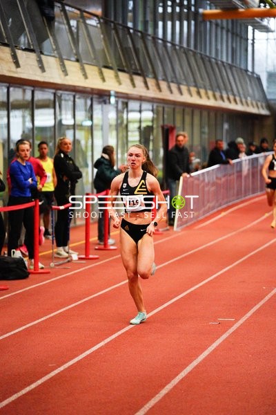 Athletin mit Startnummer 719 in Aktion