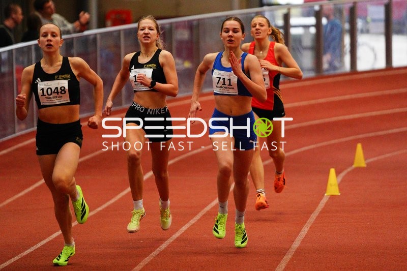 Vier Läuferinnen im Hallenlauf