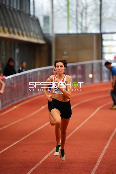 Athletin mit Startnummer 453 in Aktion